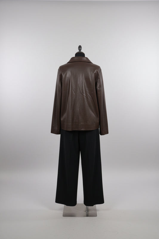 studio, save the exact shape and keep the trousers