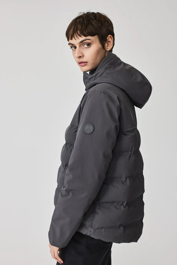 Tanta Tempesta Coat Magnet