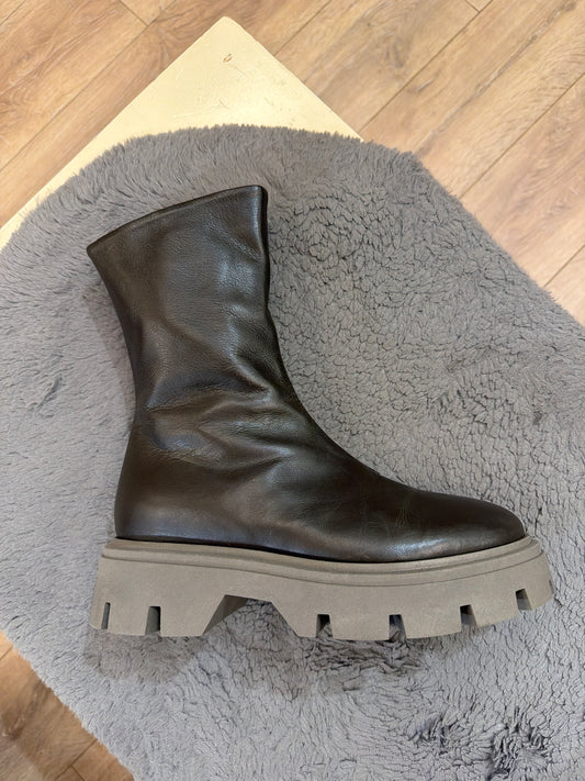 Ernesto Dolani Santiago Boot