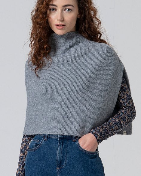 Surkana Asymmetrical short poncho with perkins collar Grey