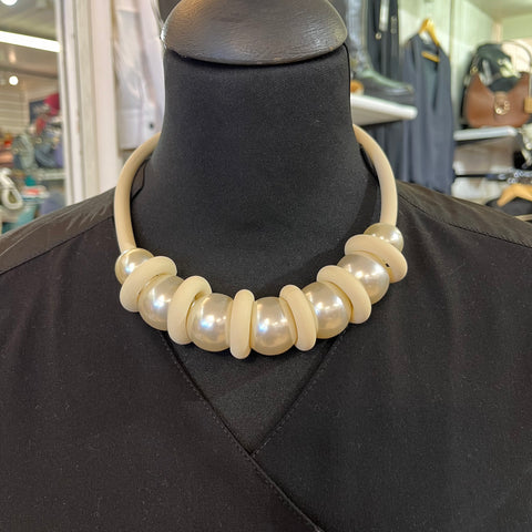 Rubber/Pearl short Necklace Cream