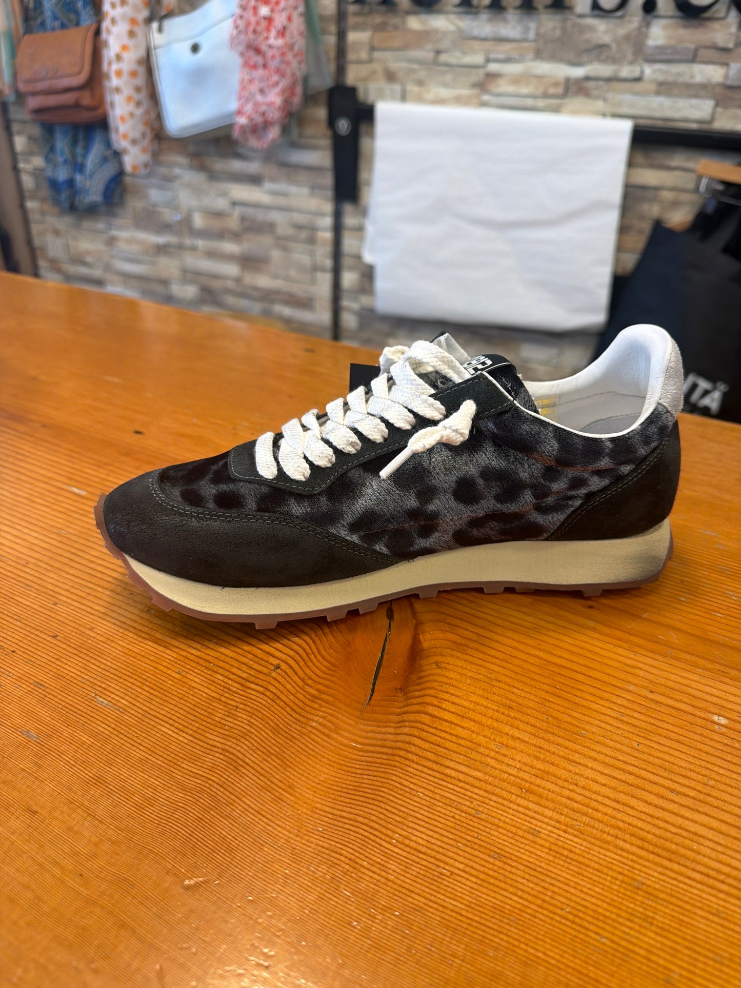 4B12 Vintage Run Grey Leo Trainers