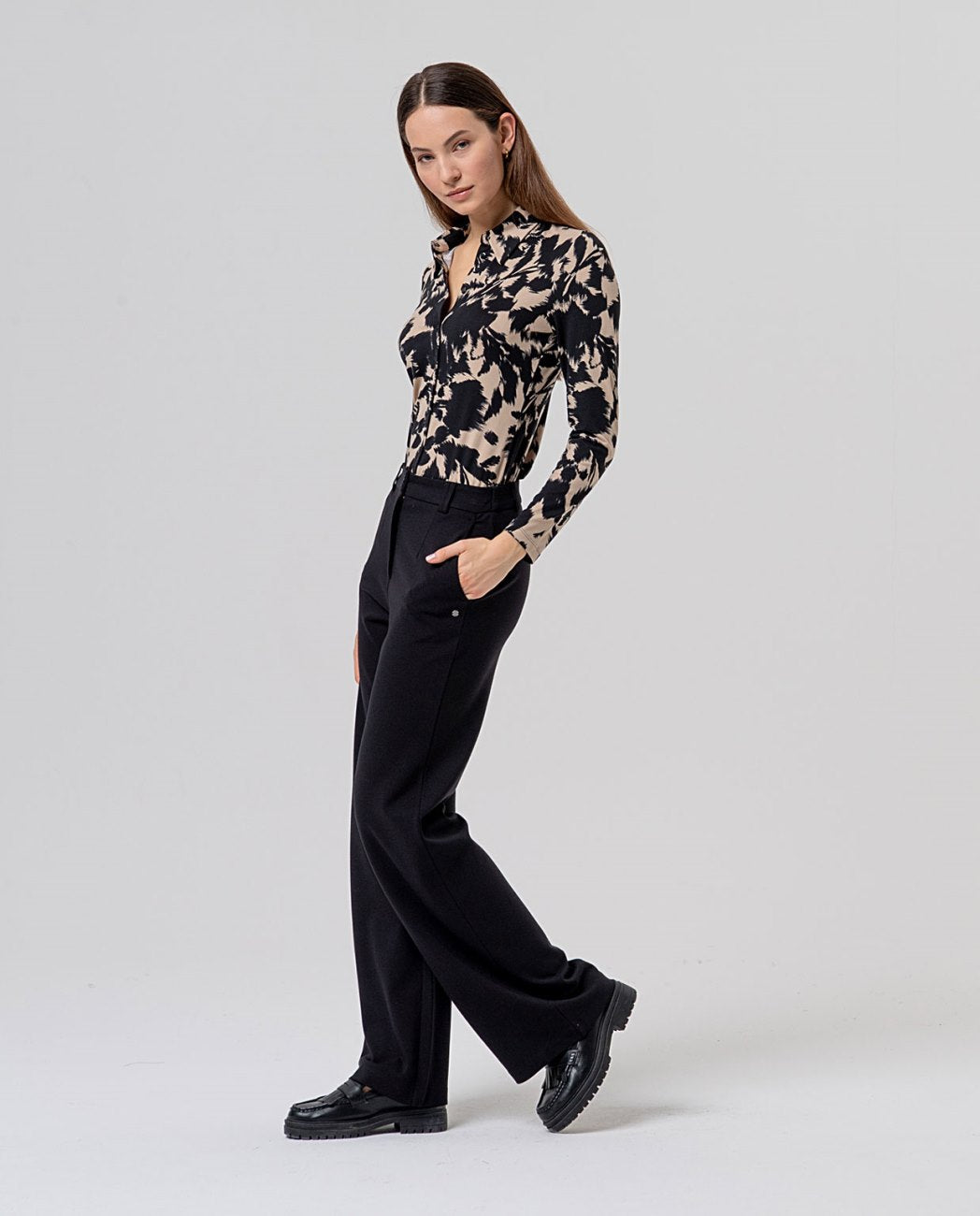 Surkana Straight-leg trousers Black