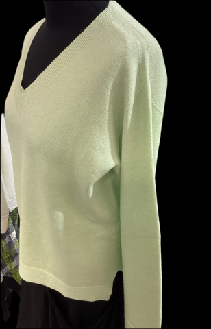Art V-neck Sweater lime