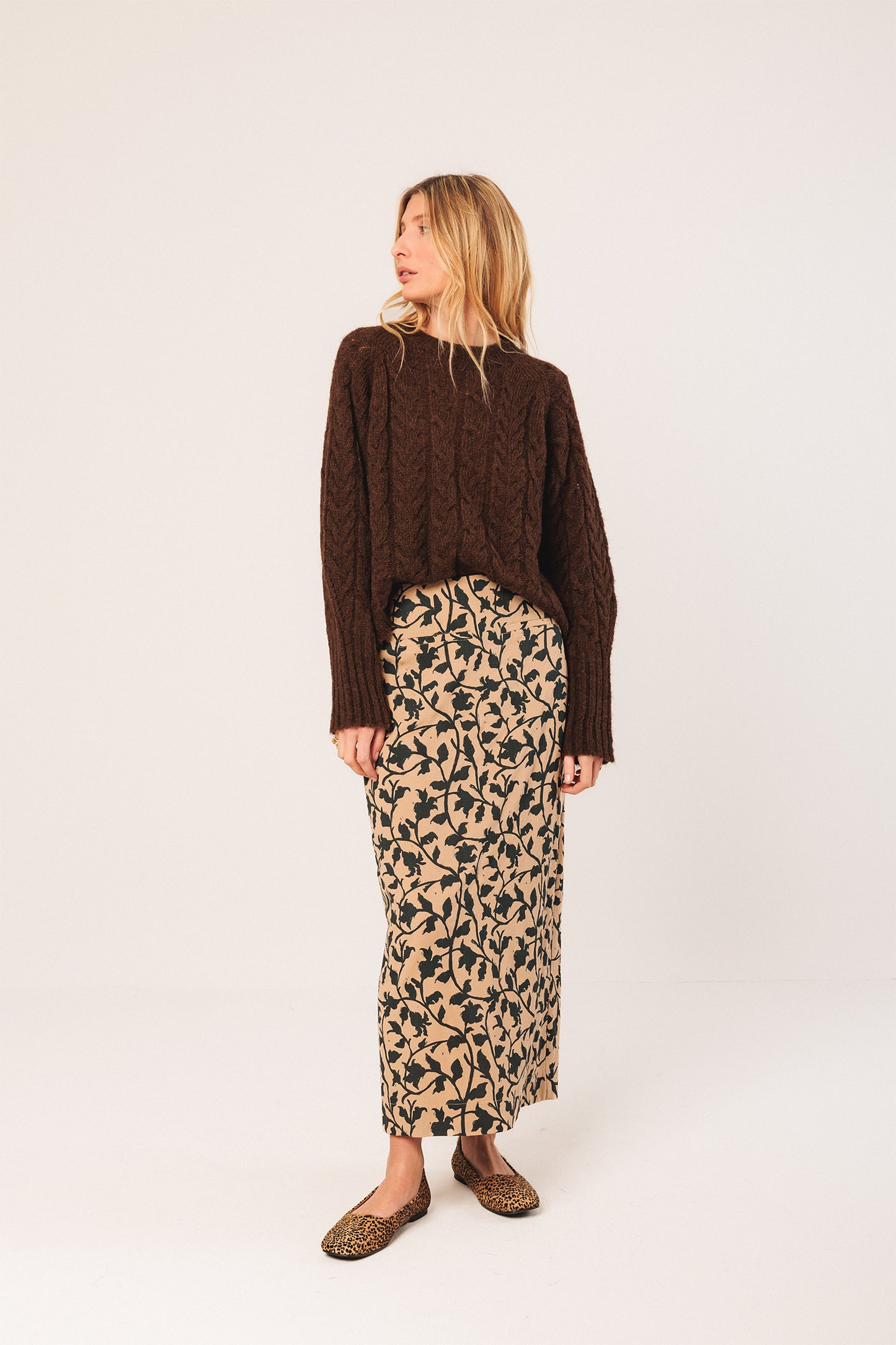 Indi & Cold CABLE-KNIT CROP SWEATER Chocolate