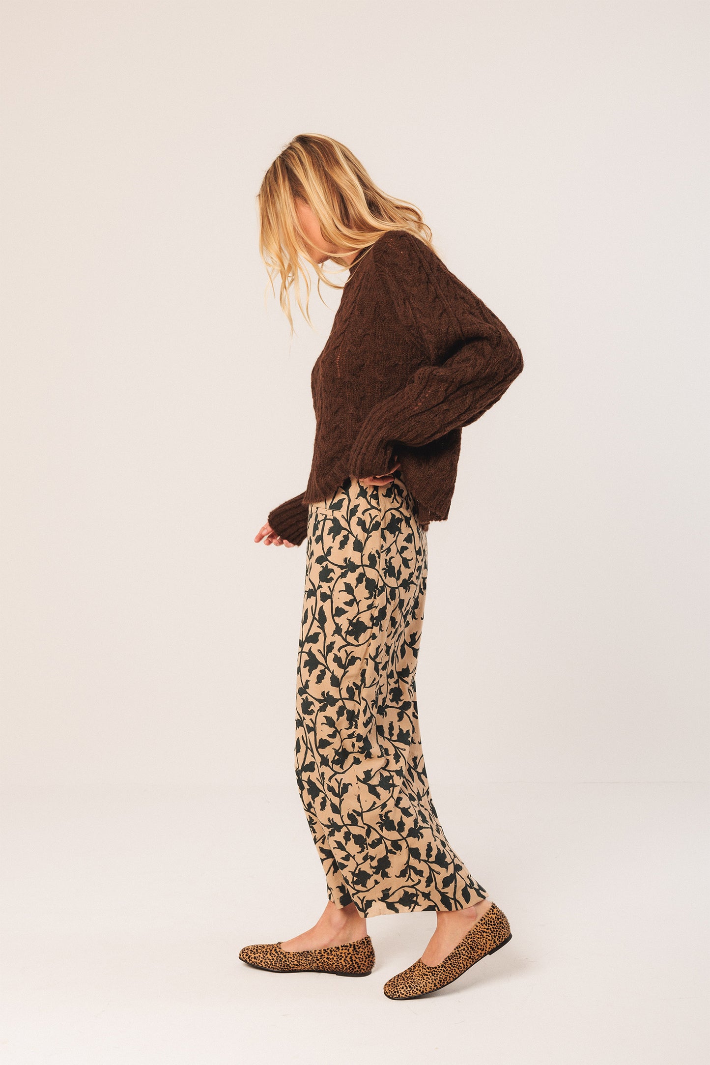 Indi & Cold CABLE-KNIT CROP SWEATER Chocolate