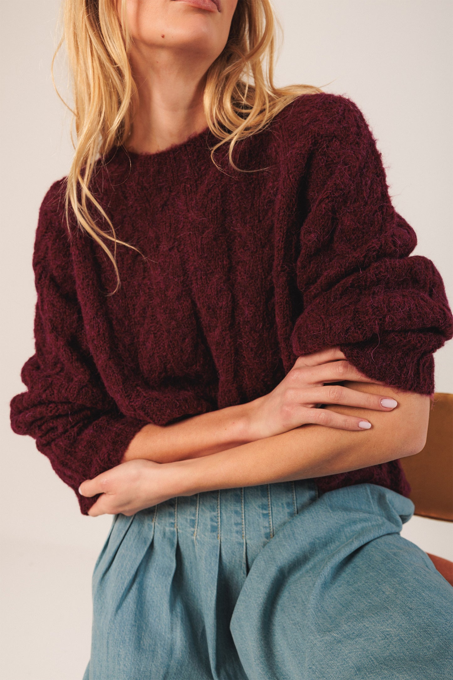 Indi & Cold CABLE-KNIT CROP SWEATER Wine