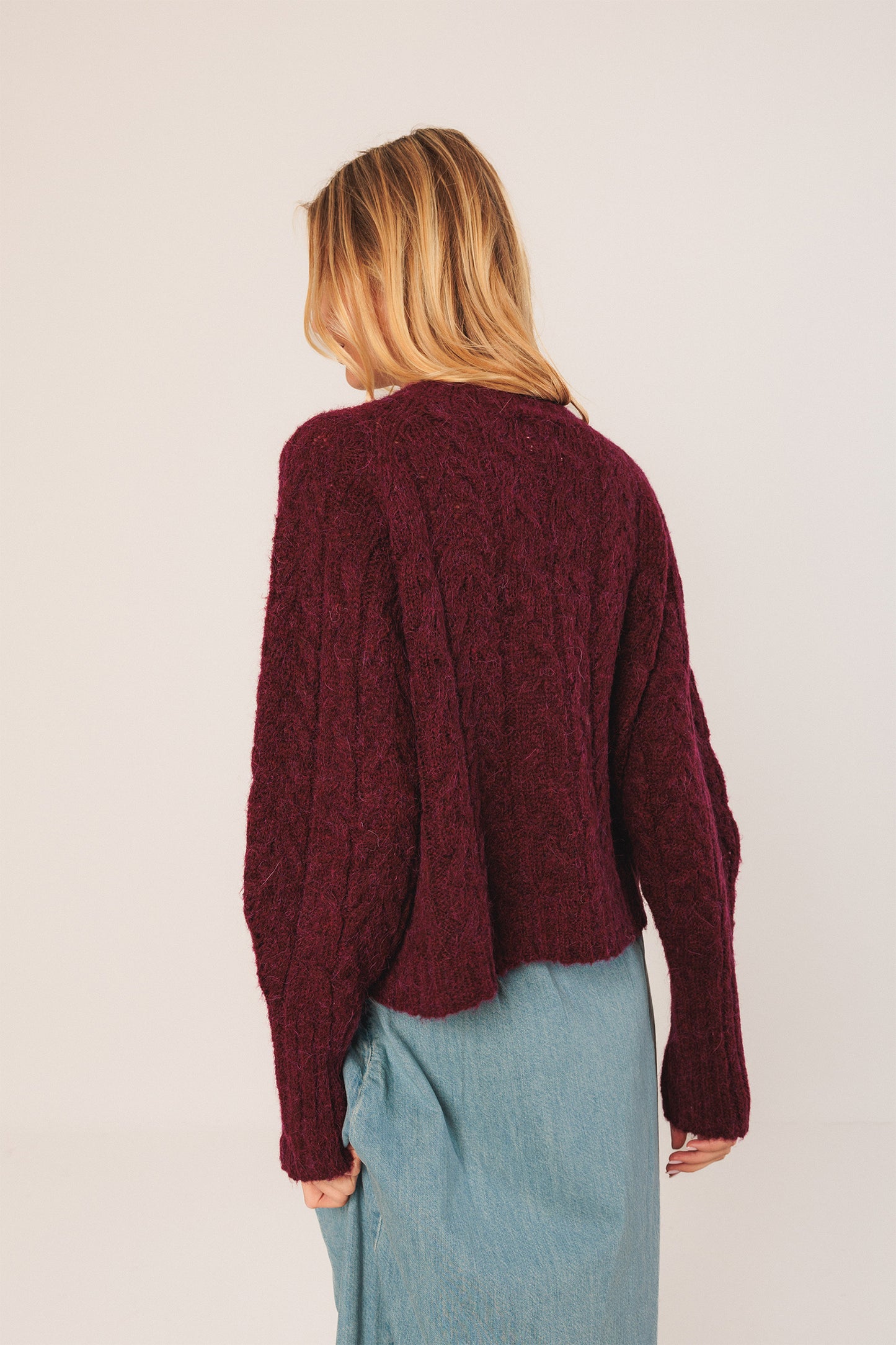 Indi & Cold CABLE-KNIT CROP SWEATER Wine